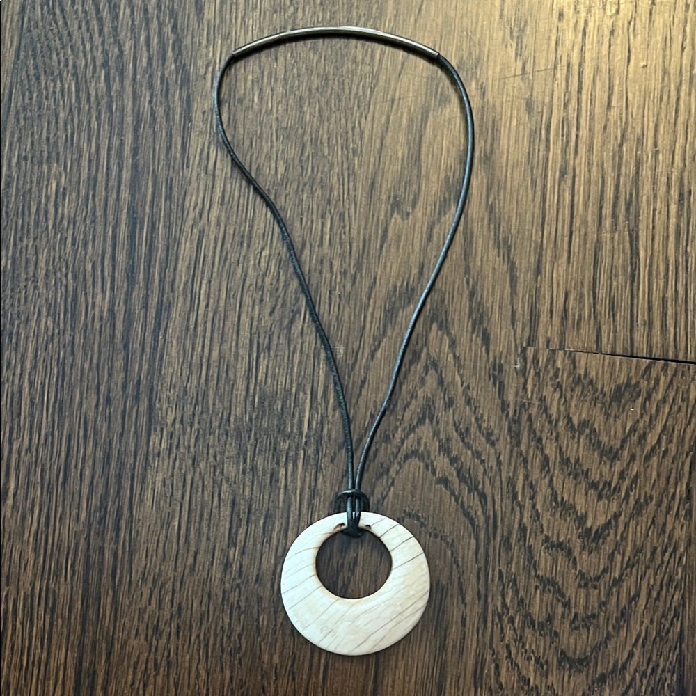 Elegant Black and Cream Pendant Necklace